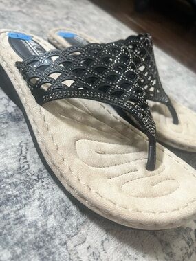 Cliffs by WHITE MOUNTAIN Black Rhinestone Thong Sandals